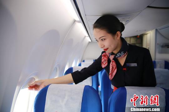 东方航空乘在机上服务 东方航空供图