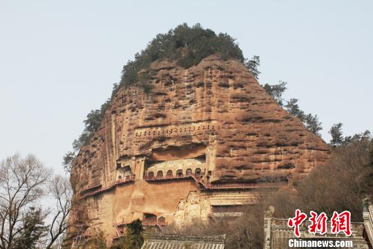 “中国四大石窟”之一的麦积山石窟位于甘肃省天水市，始建于距今约1600年的后秦，现存洞窟221个，其中有大量精美的雕塑、壁画等，素有“东方雕塑陈列馆”之美誉  徐雪　摄