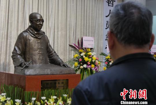 潮州市饶宗颐学术馆9日举行悼念饶宗颐活动，饶宗颐亲属、潮州市各界人士前往缅怀饶公。　陈启任　摄