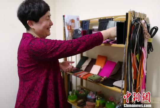 图为姐妹俩做的各种皮具作品。 刘玉桃 摄