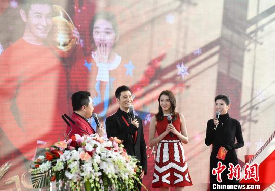 黄晓明、关晓彤代言2018北京台春晚 钟欣 摄