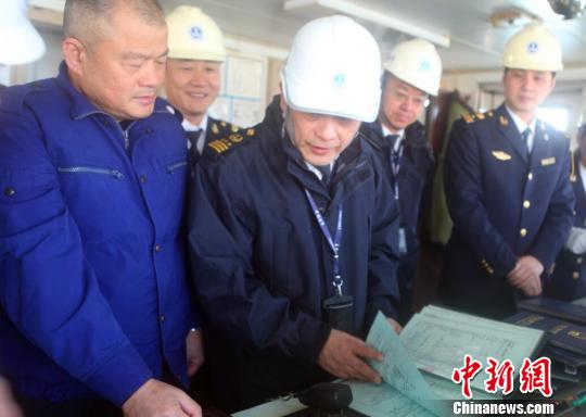 图为检查组检查船舶有关证书　王思　摄