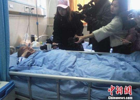 ↑王先生病床上接受采访。王鹏 摄