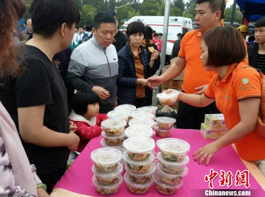 图为海口爱心企业为滞留旅客送早餐。　尹海明　摄