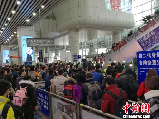 广州南站春运日均客流量和停靠动车数量全国第一　郭军　摄