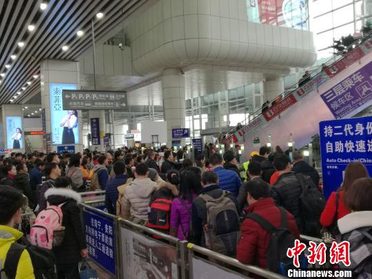广州南站春运日均客流量和停靠动车数量全国第一 郭军 摄