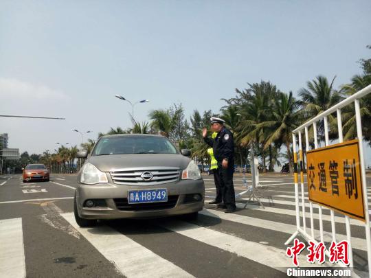 图为海口公安交警为滞留车辆服务。　尹海明 摄