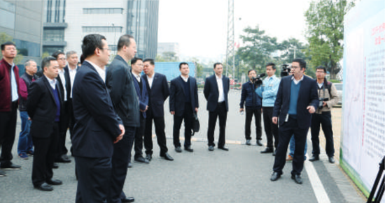 昨日，220千伏佛藤吉南一期工程正式投运，领导嘉宾了解工程详情。