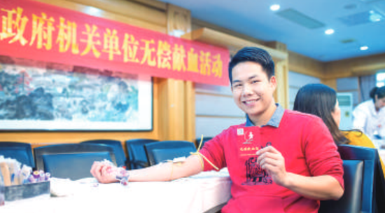 机关工作人员参与到新一年的无偿献血当中。/珠江商报记者周焯杰摄