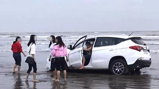 珠海90后女司机开车去海边 海水猛涨新车深陷沙中