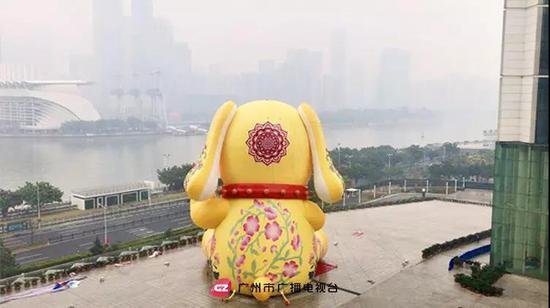 大型充气装置公共艺术作品巨型吉祥狗登陆珠江