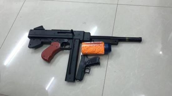 上海警方发现的用于打塑料BB弹的仿真枪2把、弹弓2把,以及钢珠、塑料BB弹等弹珠近百粒。 上海警方供图