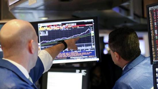 2月5日，交易员在美国纽约证券交易所工作。纽约股市三大股指5日大幅下挫，其中道琼斯指数大跌逾1100点（新华网图）