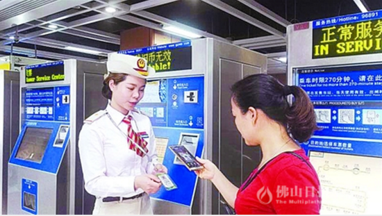 同济路地铁站内,工作人员指引市民如何获取乘车码。/受访者供图