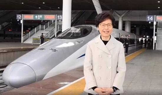 林郑月娥在深圳北站高铁列车前分享前往桂林的交通安排