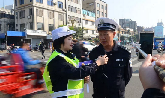 大队领导通过直播平台呼吁广大交通参与者要自觉遵守交通法律法规,坚决摒弃交通陋习。