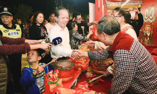 郭文海在元宵节活动现场与市民交流。