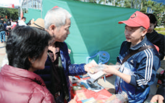 工作人员向市民介绍如何识别真假药品。/珠江商报记者朱德文摄