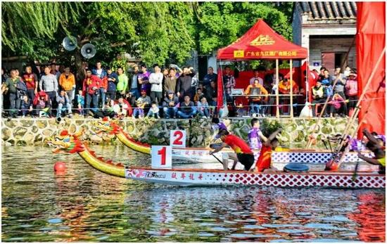 水面的龙舟一鼓作气，你追我赶；岸上的观众目不转睛，呐喊助威