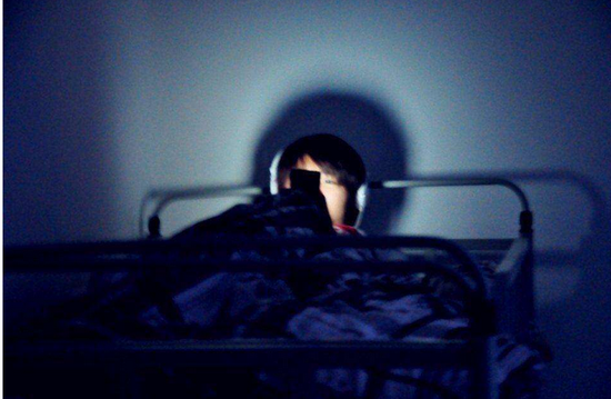 小伙熬夜玩手游诱发脑出血 需长时间药物及康