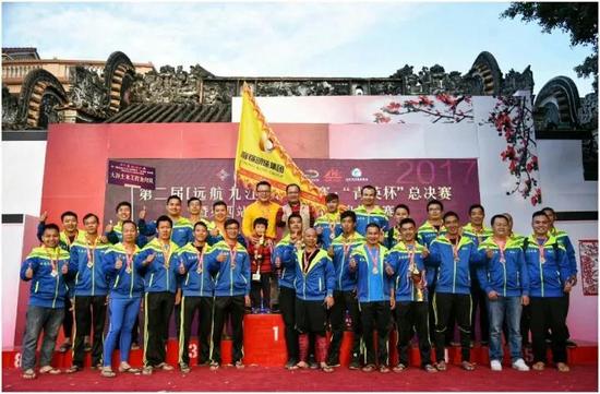 九江雍憬明珠烟南青年龙舟队夺得冠军