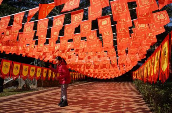 一名小游客在“沾福气”。