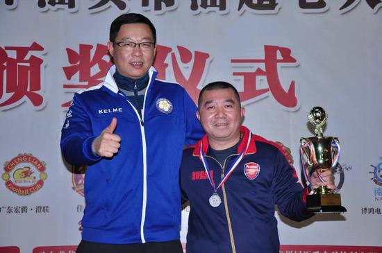 市青年足球协会 会长 王烁斌 先生 为获得超级联赛 亚军 广东宏腾·澄联 队颁奖