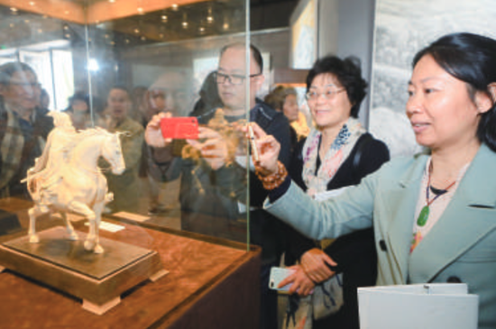 “妙手神韵”“纵横有象”中国画五人展上周六在顺德艺术展览馆开幕。/珠江商报记者陈炳辉摄