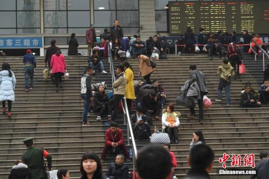 2月17日，重庆市菜园坝火车站内，大批外出务工人员。 陈超 摄