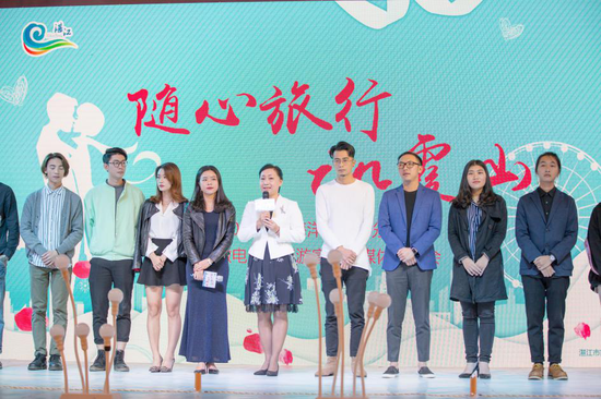 霞山区旅游局局长李巨波与宣传片《随心旅行in霞山》团队接受媒体采访