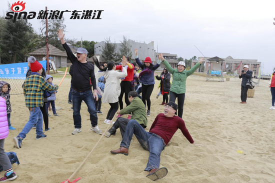 获胜的队伍在沙滩上欢呼
