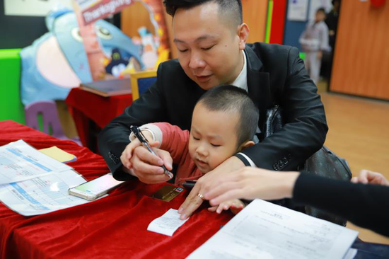 家长报名现场