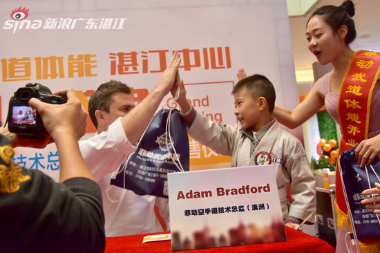 Adam Bradford先生与小朋友欢乐互动