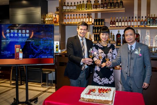 骏盈酒业总经理沈薇小姐、艾恩华先生与Pison先生集体祝酒