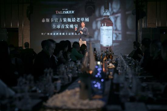 林一峰先生在晚宴现场主持泰斯卡41年拍卖