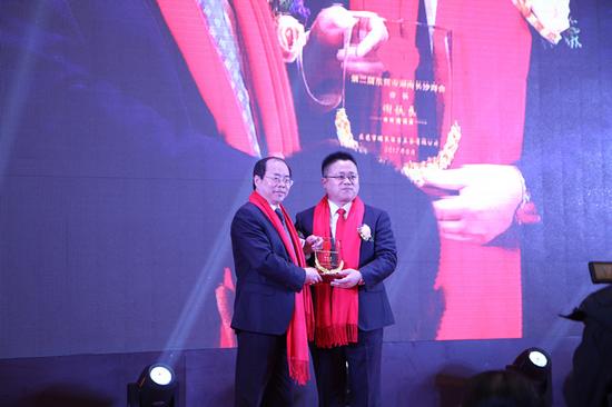 长沙市领导谭小平常委亲自为谢铁良会长授牌