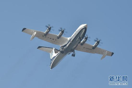 12月24日，“鲲龙”AG600在广东珠海金湾机场起飞。新华社记者 梁旭 摄