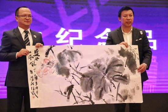张泽川(右一)先生赠送协会会长林德才(左一)国画