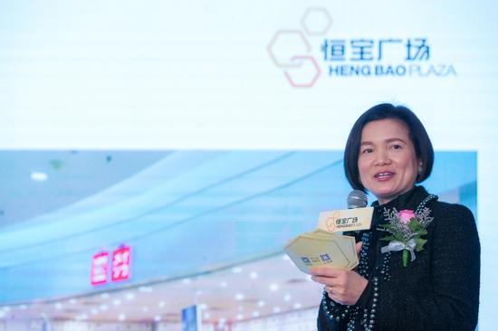 恒基(中国)投资广州租务总负责人吕思崑小姐现场介绍恒宝广场新形象内容