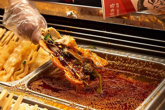 串串选好好,要裹上一层秘制红油,味道更棒