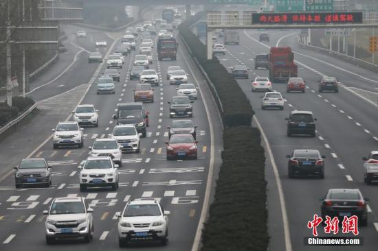 资料图：2月21日，大批车辆由北向南(进城方向)缓慢行驶在南京二桥高速公路上，绵延数公里。 中新社记者 泱波 摄