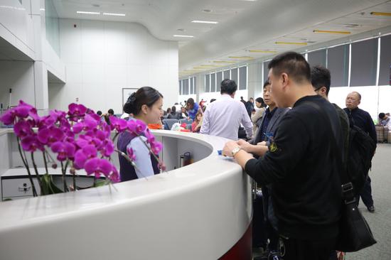 机场工作人员耐心解答旅客问题