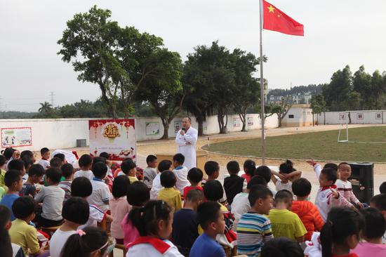 活动现场,国税局还邀请了湛江中心人民病院康健体检中心的医生为全校师生开展康健讲座,让同窗们了解到吸入二手烟的危害、排毒方法和怎样保护好视力。