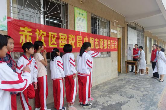湛江中间人民医院康健体检中央的医生为弟子做目力测试
