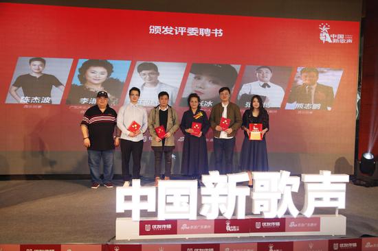 第三季中国新歌声广东省赛区组委会著名导演、音乐人范维为惠州赛区海选比赛评委颁发聘书