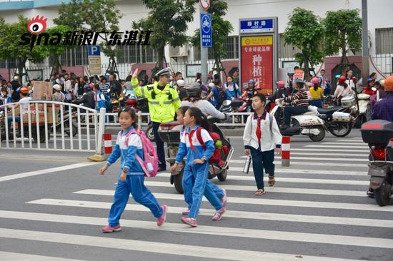 交警为孩子们保驾护航