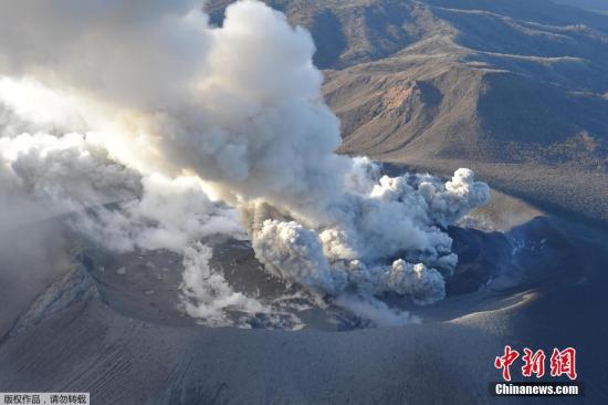 当地时间2018年3月6日,从日本小林市观测新燃岳火山喷出浓烟。
