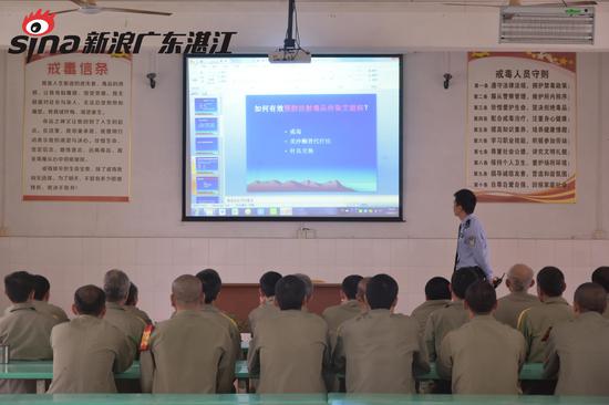 3月7日,本网编辑受市政法系统邀请参加了“今天我当班”体验采访活动,图为戒毒学员聆听戒毒宣教