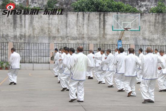 戒毒学员在篮球场锻炼太极拳