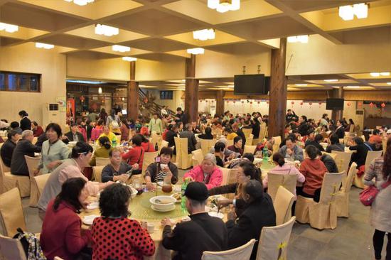 游客享用活动提供的27围年例晚宴,品尝湛江特色美食
